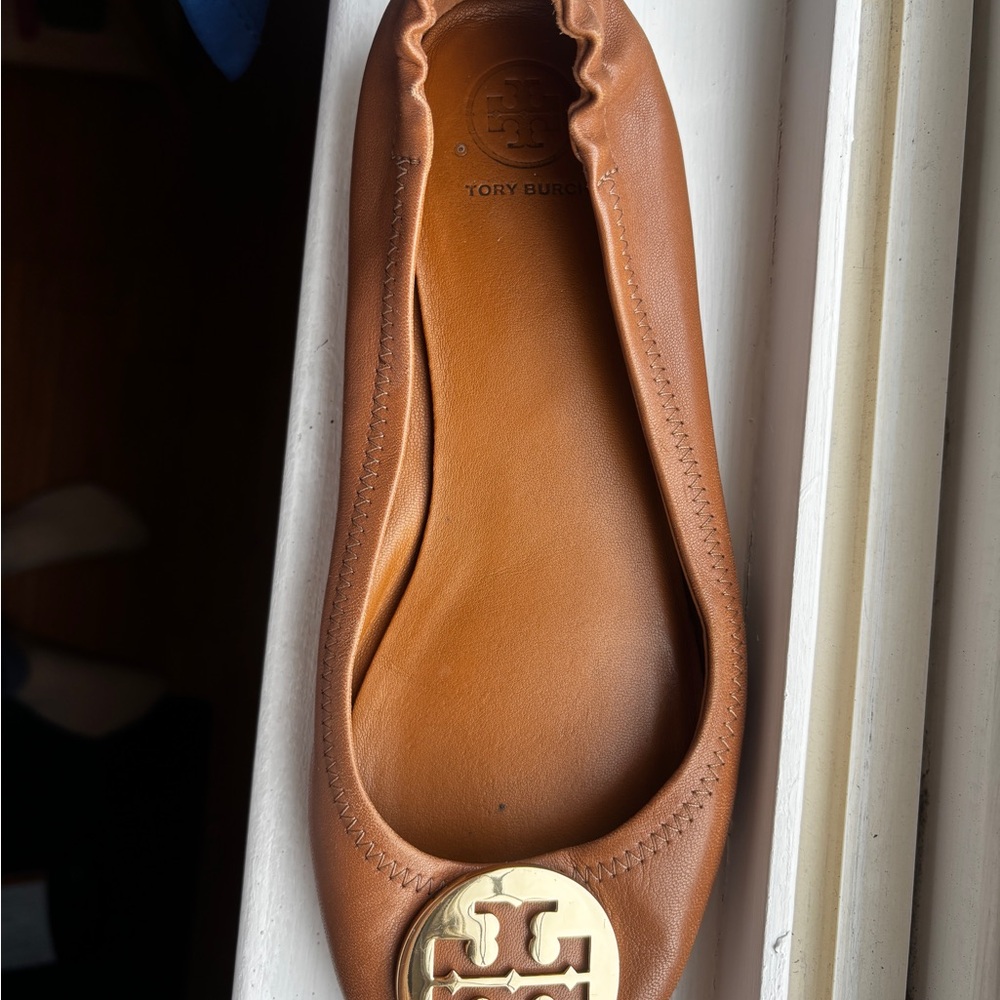 Tory Burch Tan Leather Flats with Gold Logo - Picture 3 of 7